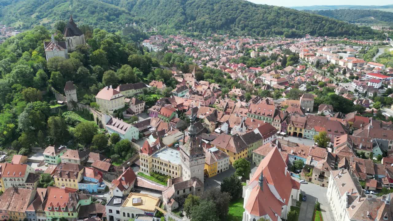 ciudad vieja de sighisoara en transilvania, rumania - un círculo aéreo de 4k