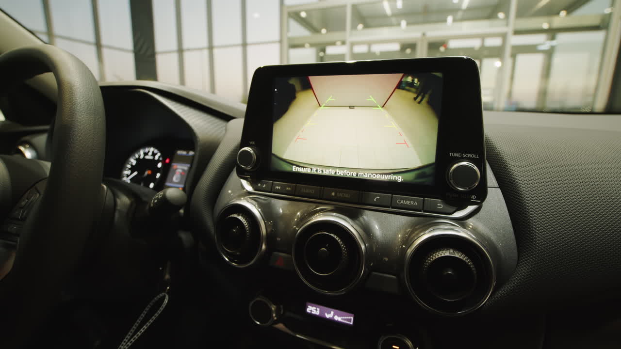 뒷면 카메라 디스플레이를 갖춘 자동차 내부