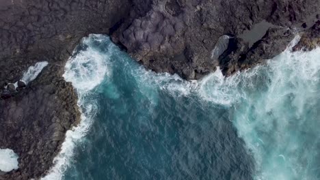 Wellen-Krachen-In-Die-Felsenstrandformation-Auf-Der-Insel-Teneriffa,-Kanarische-Inseln,-Spanien