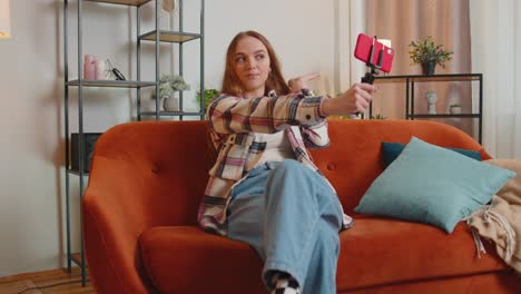 blogger influyente tomando una selfie en su teléfono inteligente, hacer un video virtual de redes sociales en línea en casa