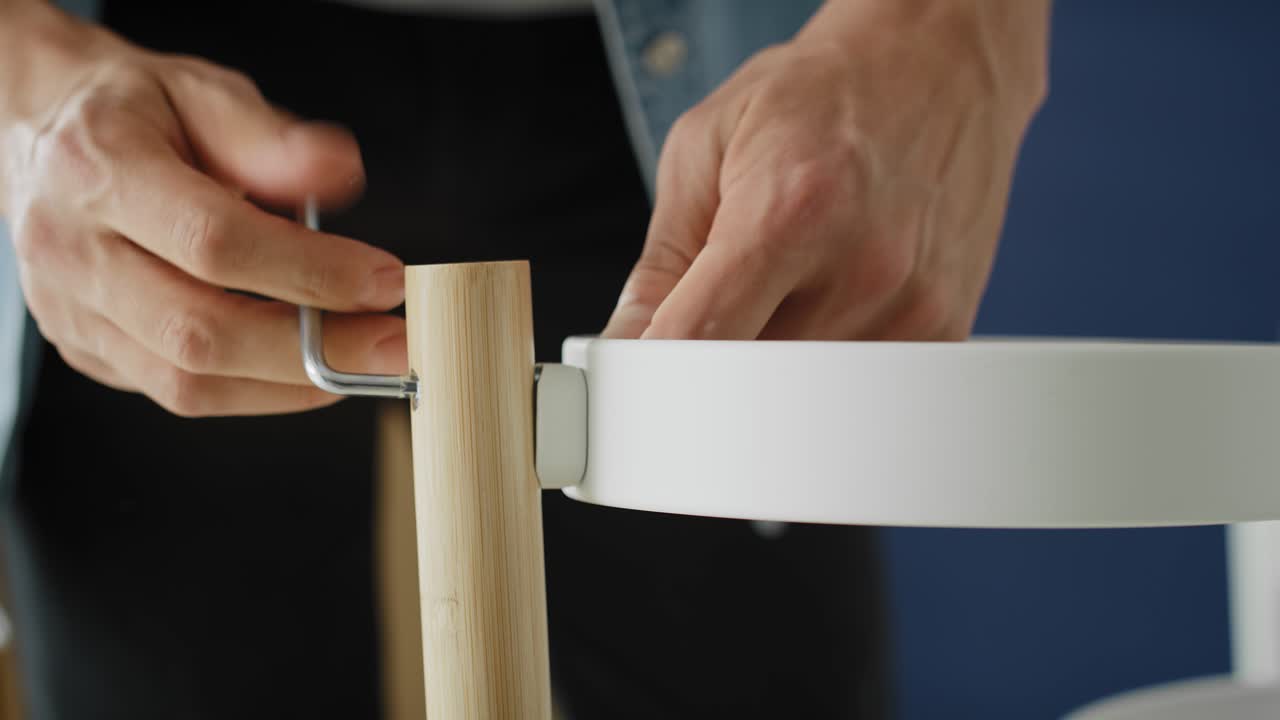 vídeo en primer plano de la instalación de muebles con una llave allen.