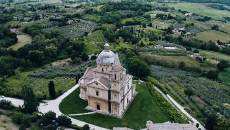 Steigende-Luftaufnahme-über-Italiens-Heiligtum-Der-Madonna-Di-San-Biagio,-Um-Italiens-üppige-Landschaft-Zu-Zeigen