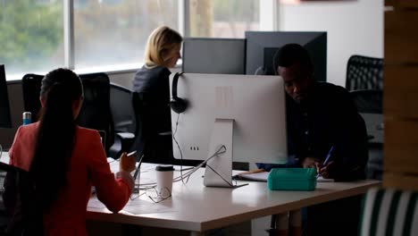 Geschäftskollegen-Arbeiten-Gemeinsam-Am-Schreibtisch-Im-Büro-4k