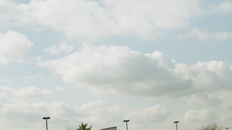 Große-Wolken-Bewegen-Sich-Nach-Einem-Sturm-Auf-Einem-Parkplatz