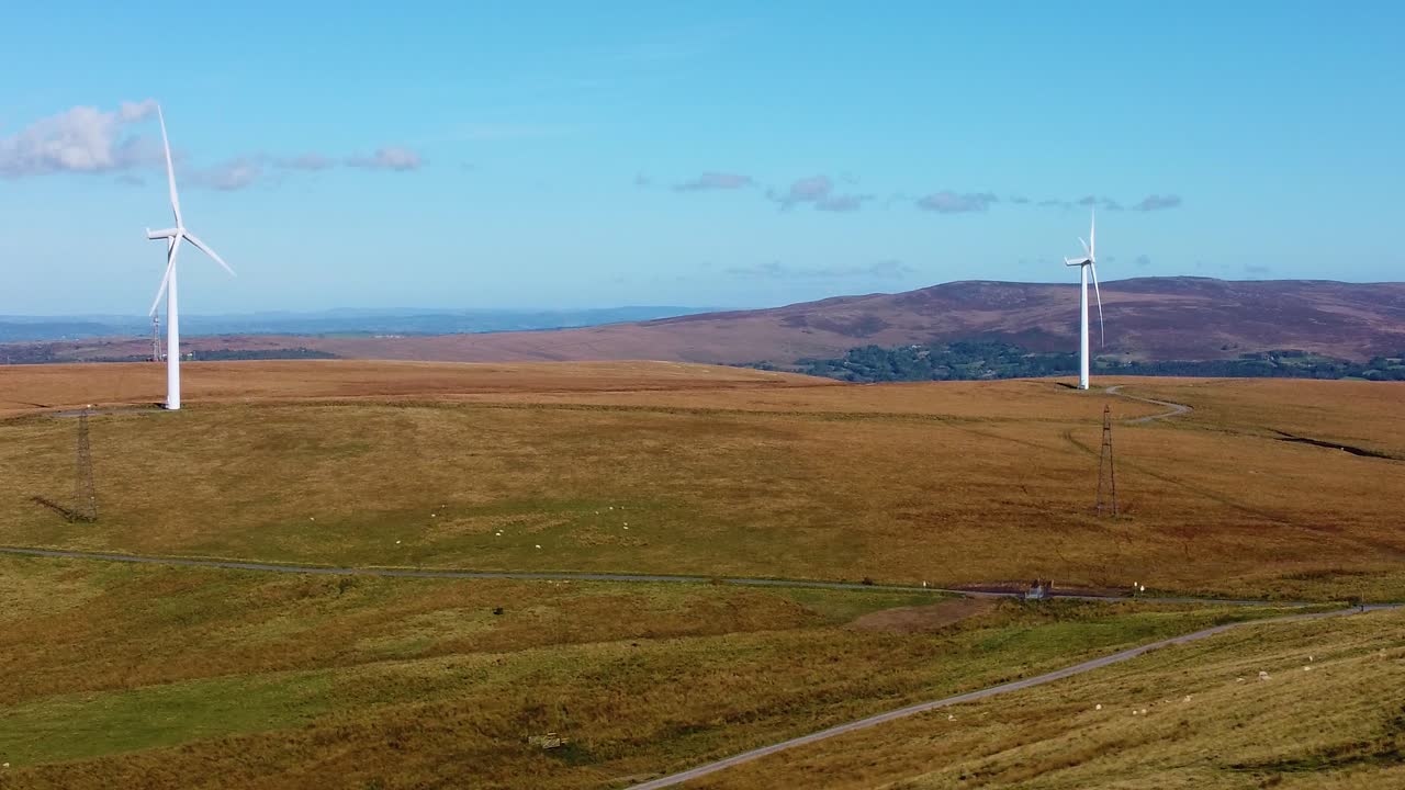 ветряные турбины на вершине холма