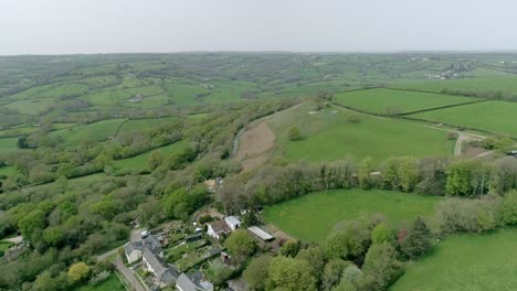 Seguimiento-Aéreo-Sobre-Un-Pintoresco-Pueblo-De-Devon-En-Un-Soleado-Día-De-Primavera