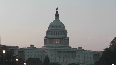 Eine-Pfanne-Von-Straßenlaternen-Zum-Kapitol-In-Washington-DC-In-Der-Abenddämmerung