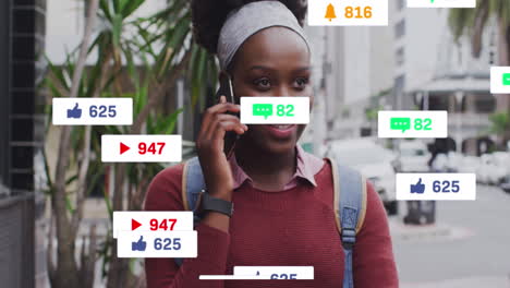 Animation-Mehrerer-Benachrichtigungsleisten-über-Einer-Afroamerikanischen-Frau,-Die-Auf-Dem-Smartphone-Spricht