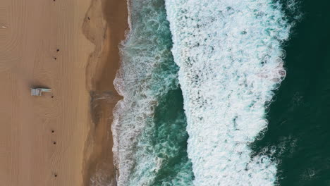 Vertical---Olas-Espumosas-Blancas-Rodando-En-Tierra-En-La-Playa-De-Manhattan-En-California,-EE.UU.