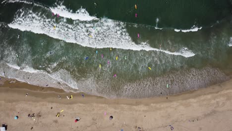 Toma-Aérea-De-Surfistas-En-El-Océano-Pacífico