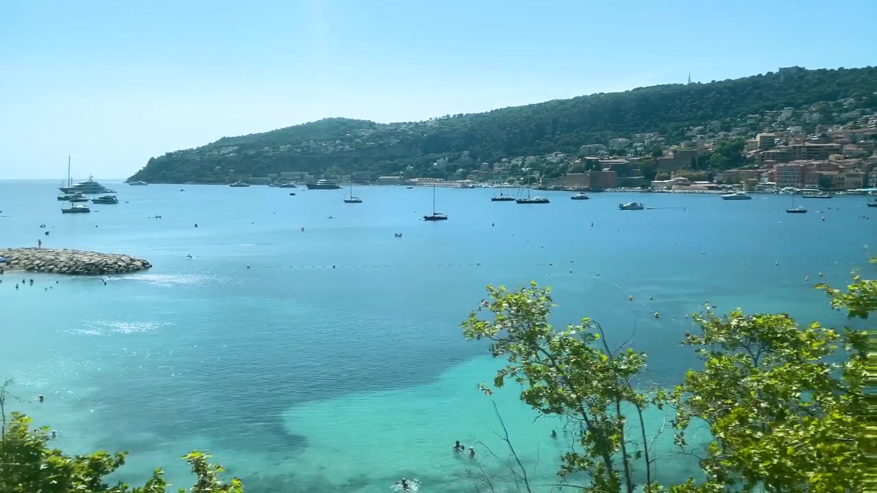 Vista panoramica della Baia di Villefranche-sur-Mer con barche e spiaggia