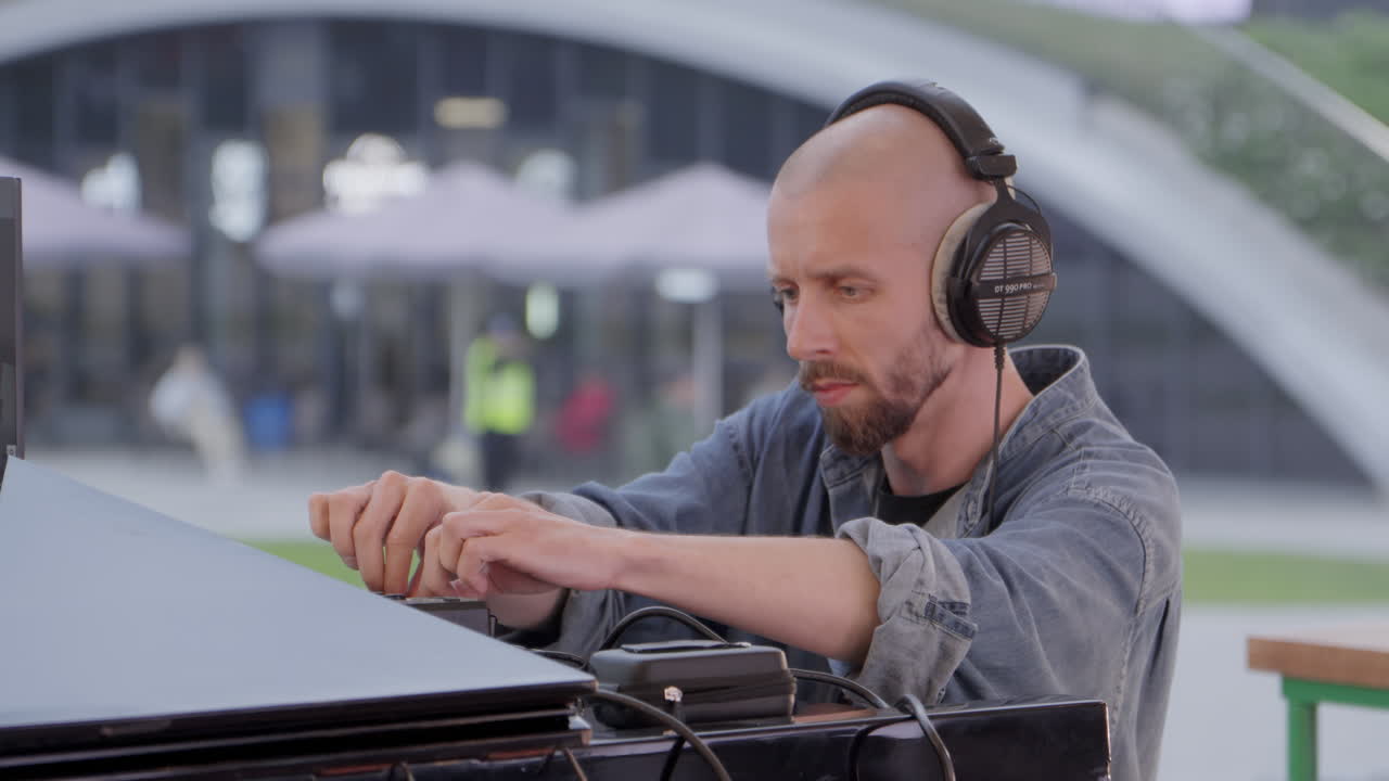 야외에서 피아노를 연주하는 dj