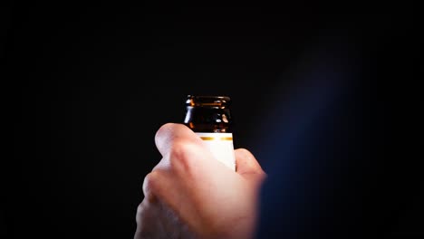 apertura manual de la botella de cerveza con abridor de botellas