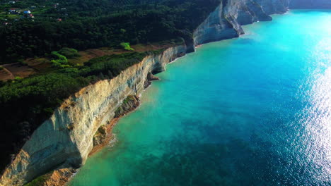 Vuelo-Sobre-Altos-Acantilados-De-La-Costa-Del-Mar,-Vista-Aérea