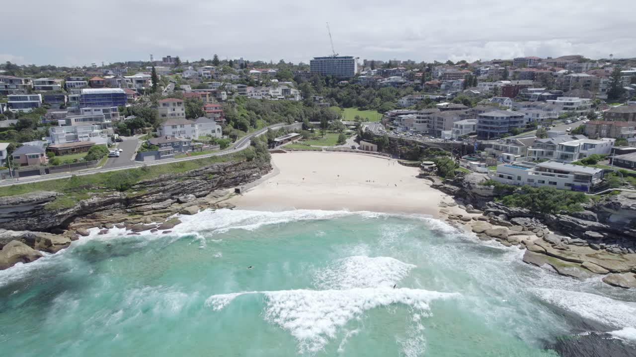 시드니, 뉴 사우스 웨일즈, 호주의 화창한 여름날 맥켄지 베이와 타마라마 해변