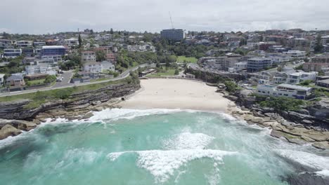 mackenzies bay y tamarama beach en un día soleado de verano en sydney, nsw, australia