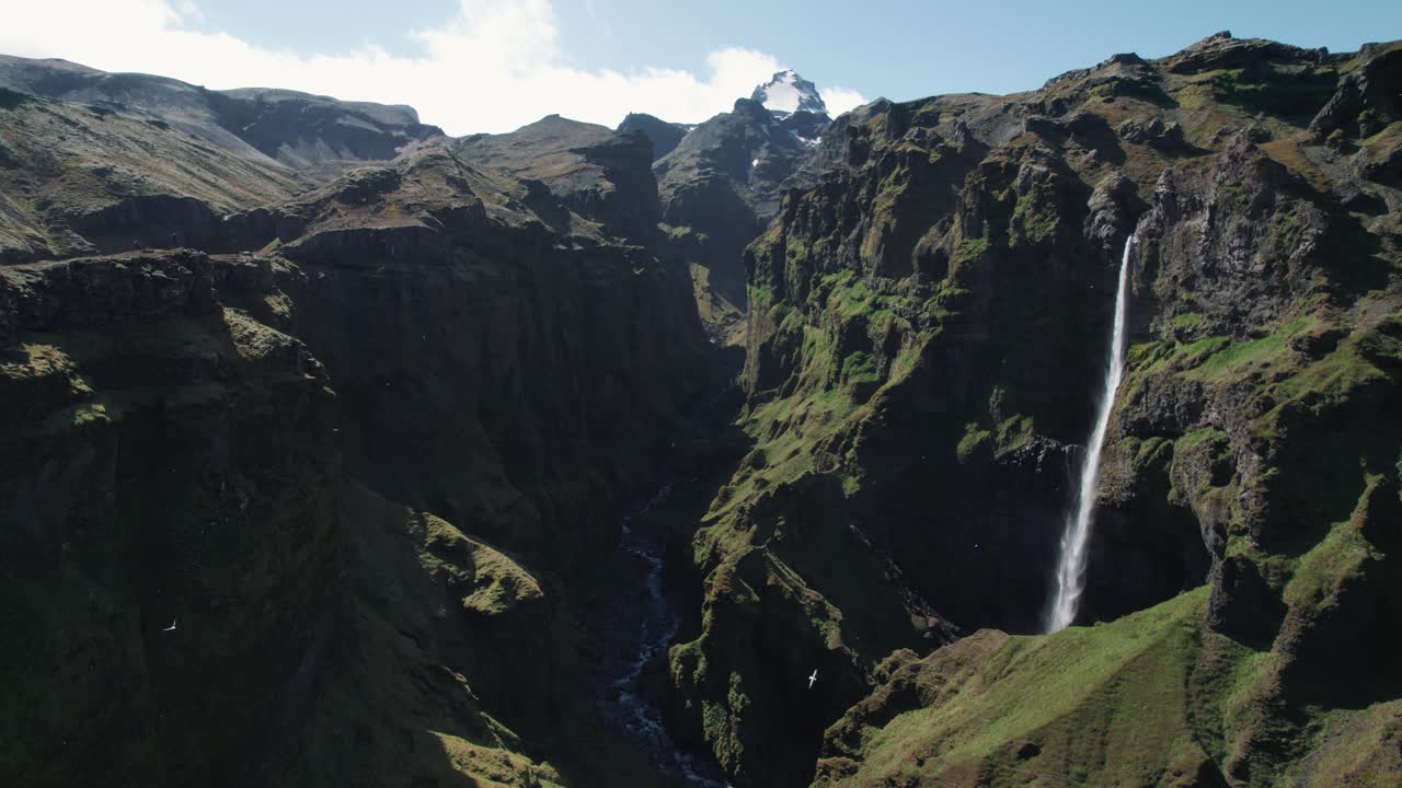 아이슬란드의 링 로드 (ring road) 를 따라 바트나요쿨 국립 공원 (vatnajökull national park) 에서 여름에 볼 수 있는 무라글루푸르 협곡의 공중 촬영