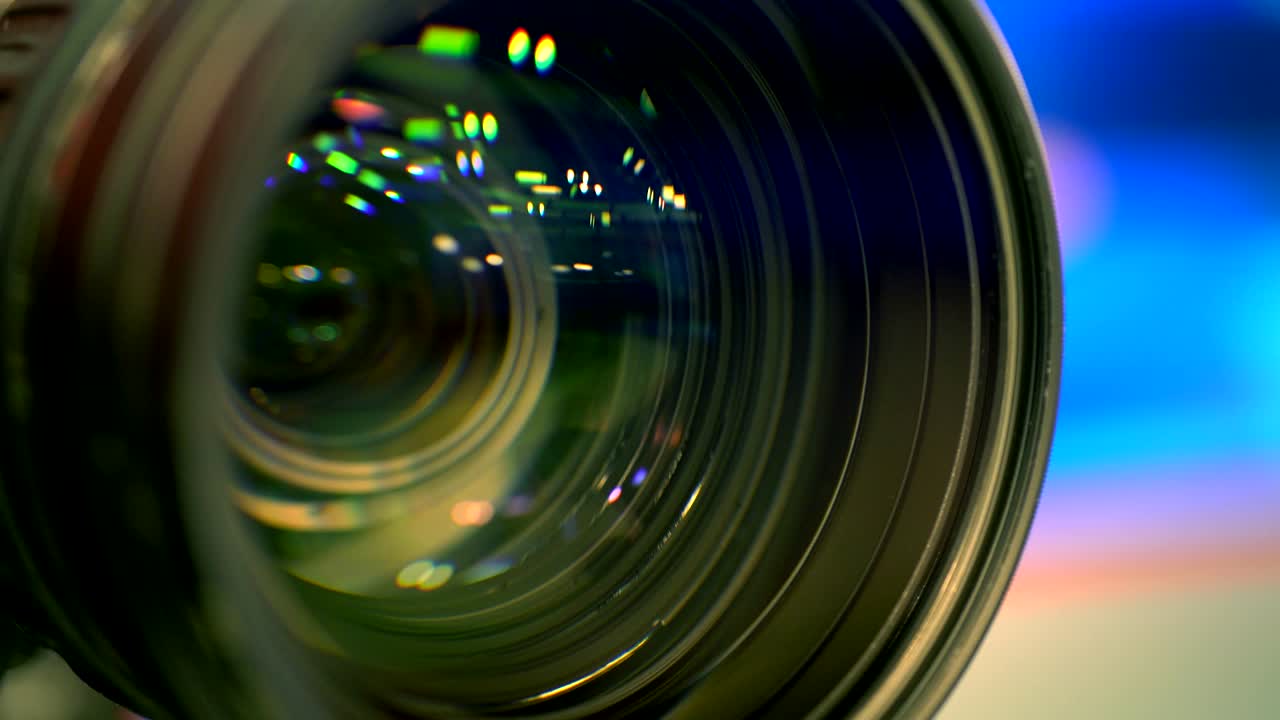 Processo de afastamento da lente interna de uma filmadora em close-up.