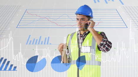 animación de procesamiento de datos y diagramas sobre trabajador caucásico hablando en teléfono inteligente.