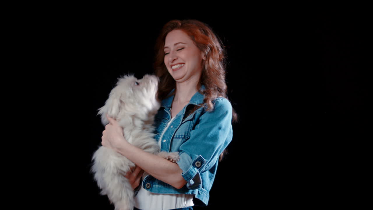 젊은 백인 여성 이 개 를 들고 재미 를 즐기고 있다