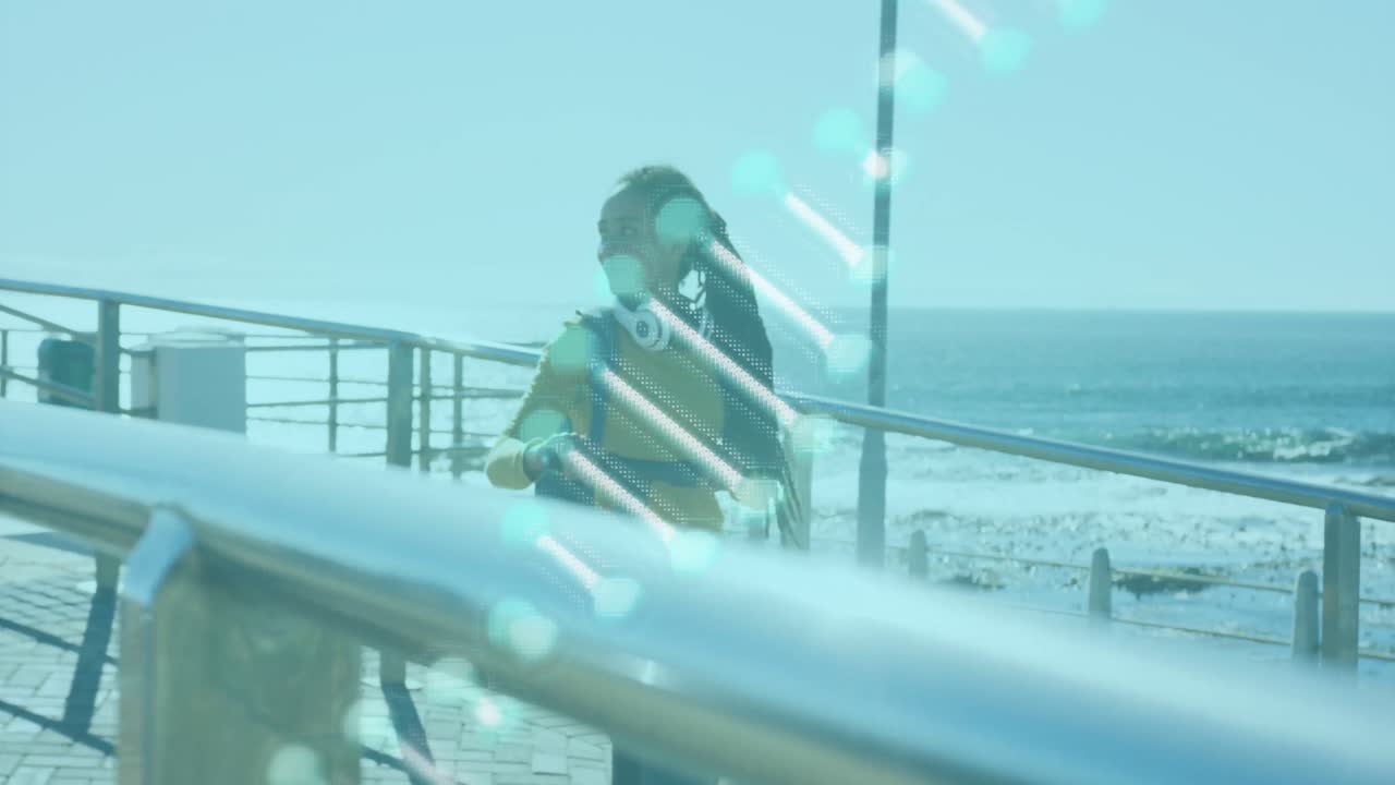 해변에서 전기 스쿠터를 타고  ⁇ 고 있는 여성 위에 회전하는 dna 가닥의 애니메이션