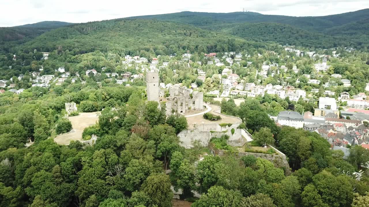 castillo königstein en una colina, alemania, volando alrededor