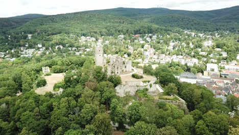 Schloss-Königstein-Auf-Einem-Hügel,-Deutschland,-Herumfliegen