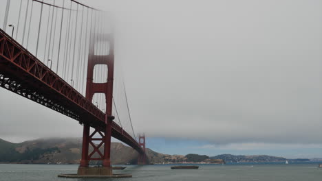 barcaza pasando por debajo del puente golden gate