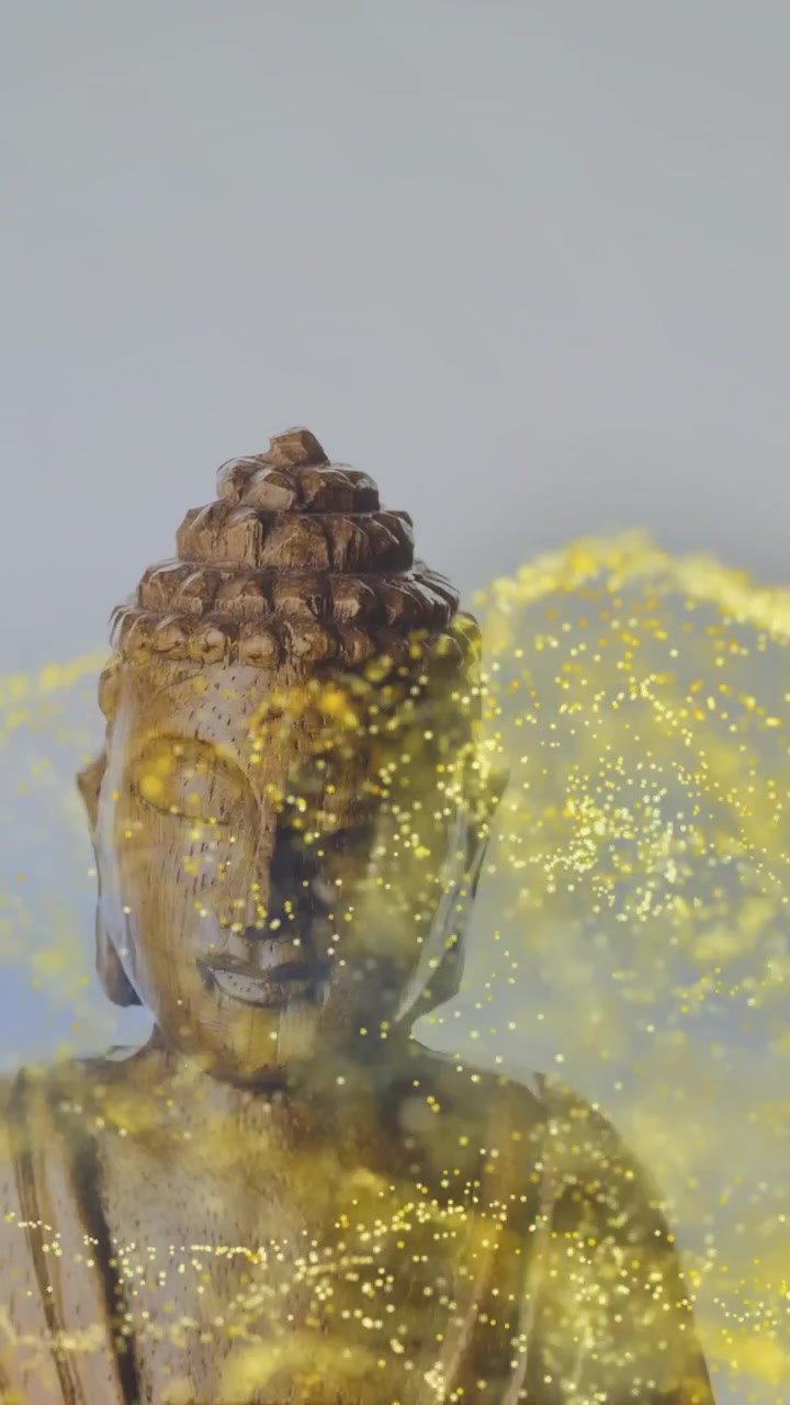 Particelle dorate vorticose e luce blu che circondano una statua di Buddha in animazione.