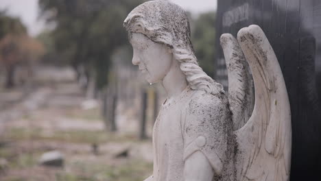 Estatua-Del-ángel,-Entierro-Y-Lápida-En-El-Cementerio