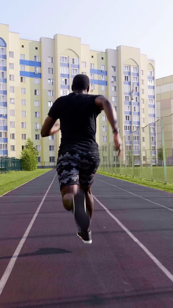 트랙에서 달리는 남자