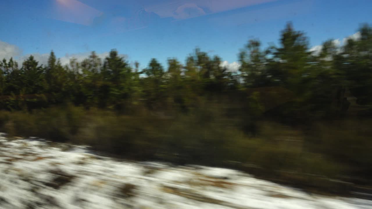 Kuvaus rautatievaunusta, lasin läpi liikkeessä. Kuvaus liikkeessä.