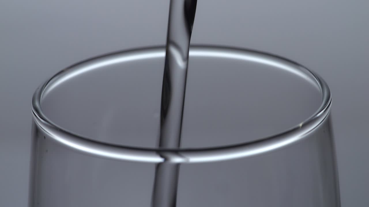 유리잔 에 물 을 부어 넣는 것