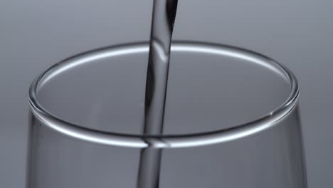agua que se vierte en un vaso