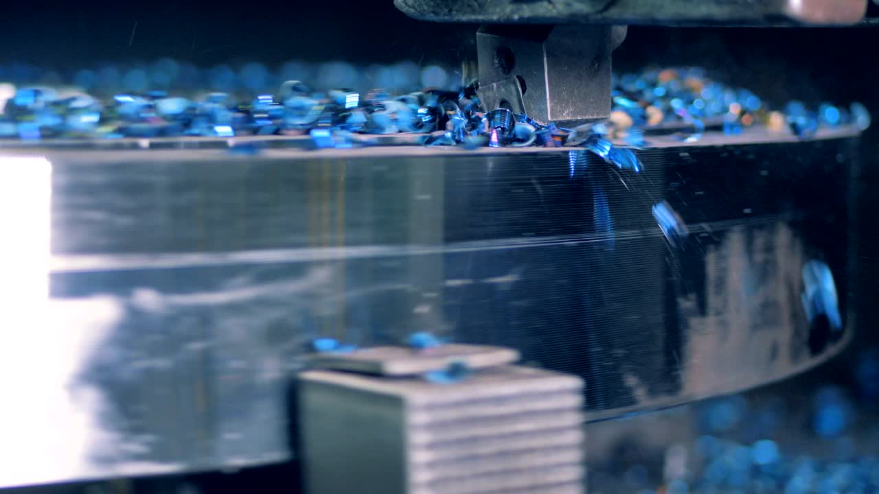 la fábrica trabaja con máquinas de molienda, de cerca.