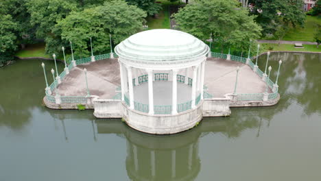 Aufsteigende-Luftaufnahme-Des-Musikpavillons,-Vorderansicht-Im-Roger-Williams-Park-In-Providence