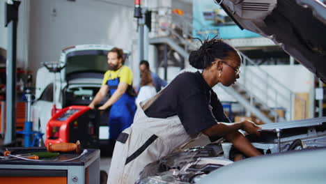 Garage-employee-tightens-car-screws