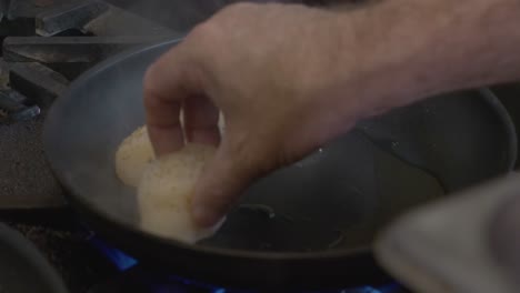 Jakobsmuscheln-Und-Hühnchen-Werden-Im-Brasilianischen-Restaurant-Auf-Dem-Herd-Zubereitet