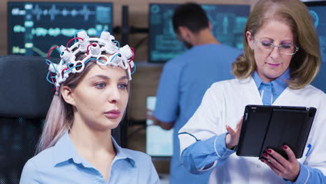 mujer doctora en neurociencia usando un dispositivo futurista