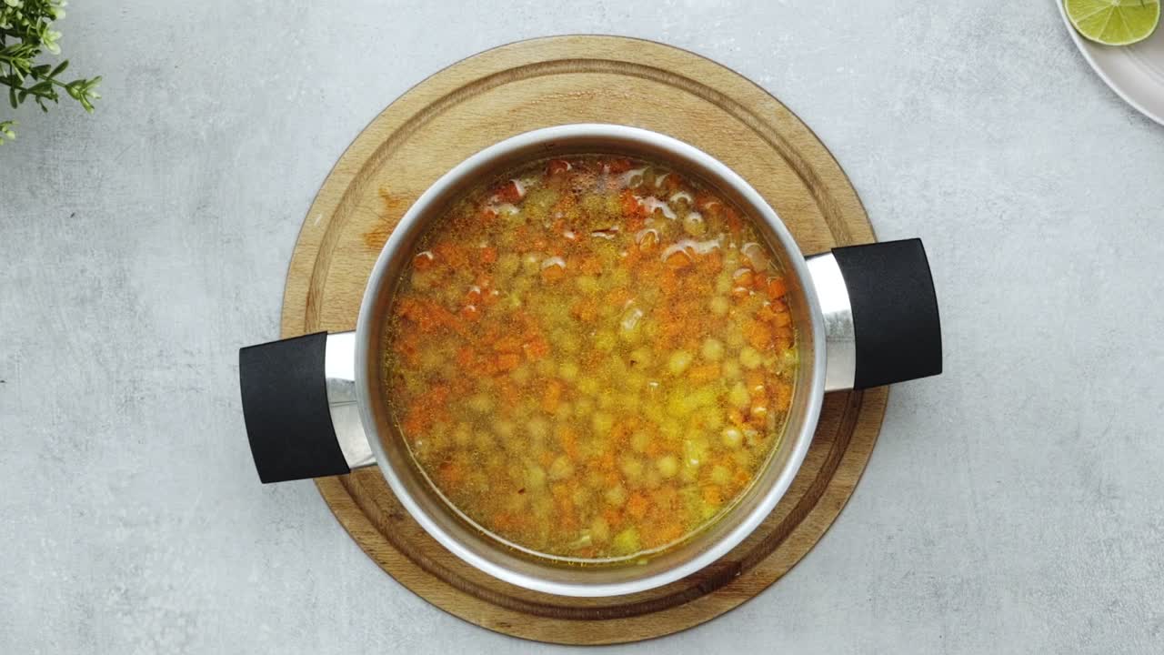 persona del cultivo haciendo puré vegano