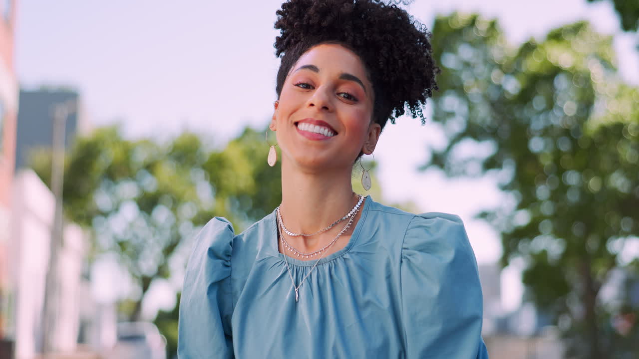 naturaleza, parque y rostro de mujer negra feliz