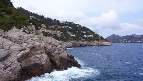 Drohnenflug-Entlang-Der-Küste-Von-Mallorca