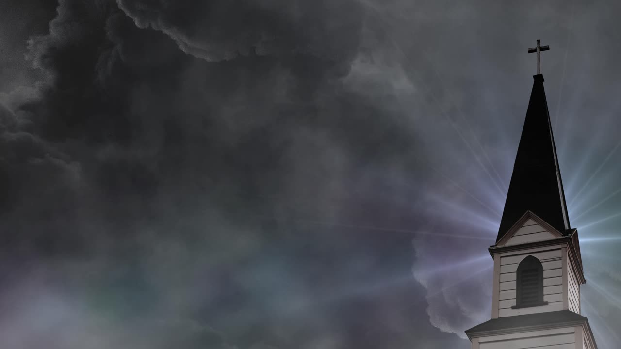 폭풍우 구름을 배경으로 4k 교회