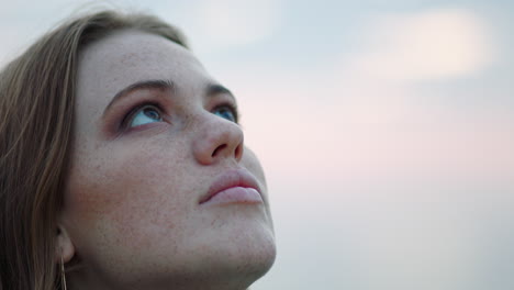 Primer-Plano-Retrato-De-Una-Hermosa-Joven-Mirando-Hacia-Arriba-Orando-Explorando-La-Espiritualidad-Contemplando-El-Futuro-En-La-Playa-Nublada