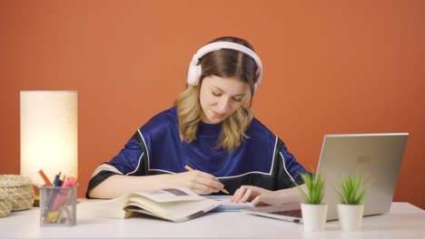 mujer joven concentrada trabajando en una computadora portátil.