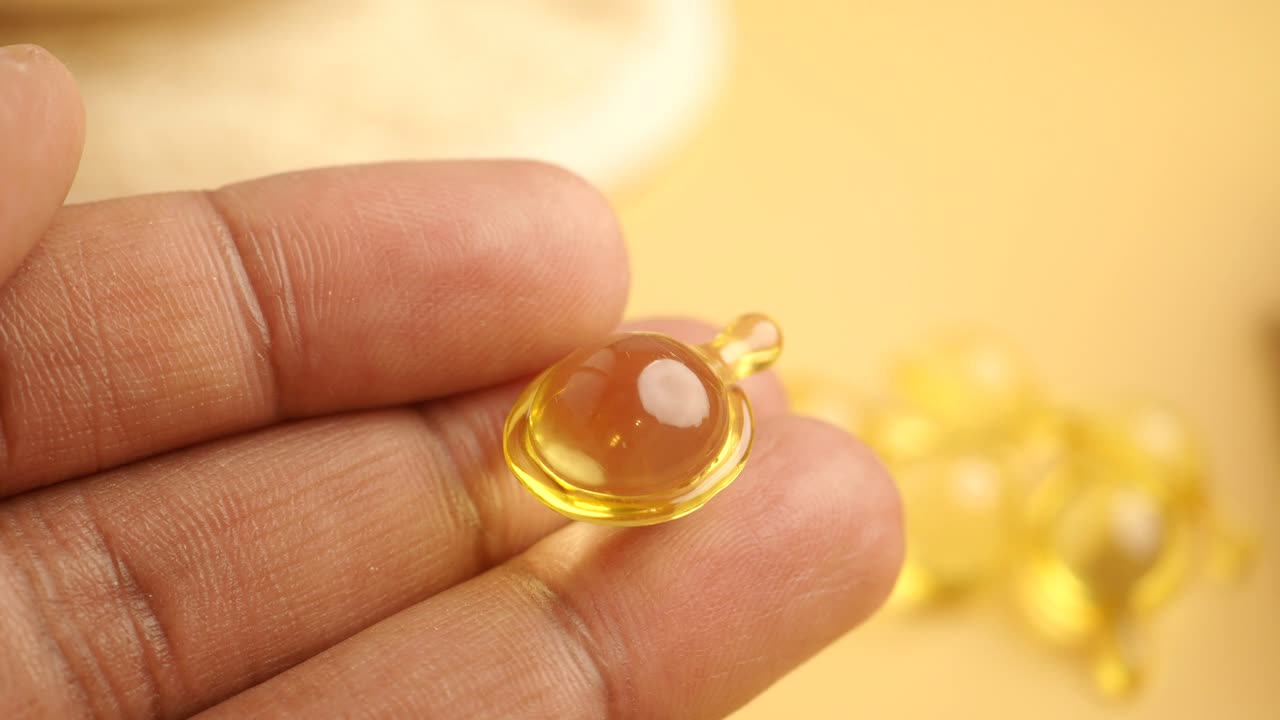 Primo piano di una capsula di siero viso in mano