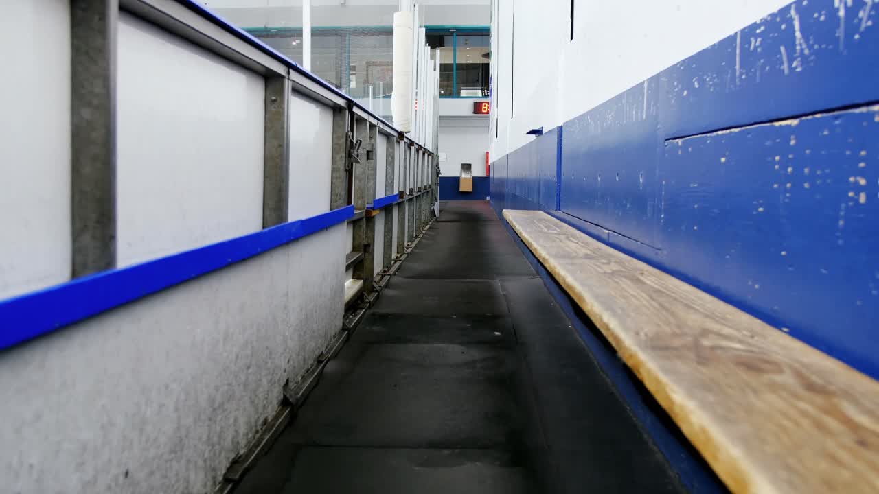 asientos en el pasillo en la pista de hockey sobre hielo 4k