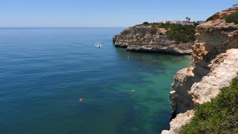 Acantilados-Rocosos-Escarpados-Y-Paisaje-Oceánico-Azul