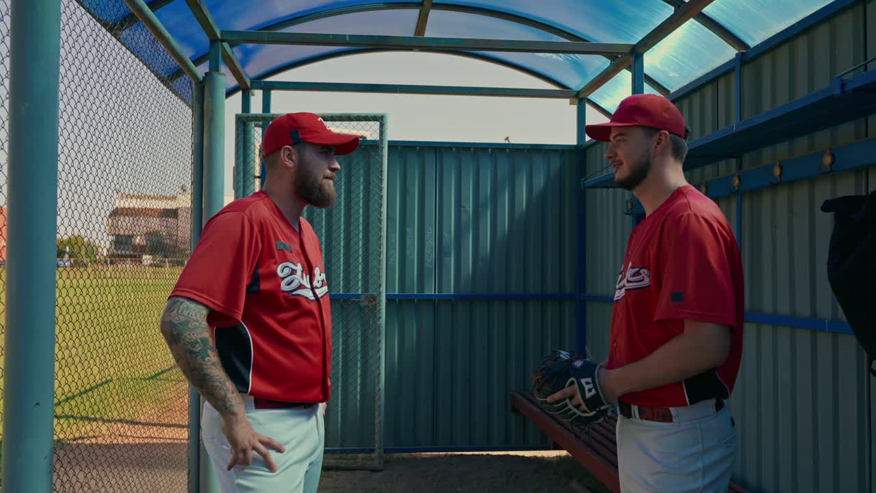 Giocatori di baseball che parlano nel dugout