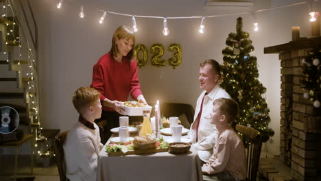 Celebración-De-Nochevieja-En-El-Salón.